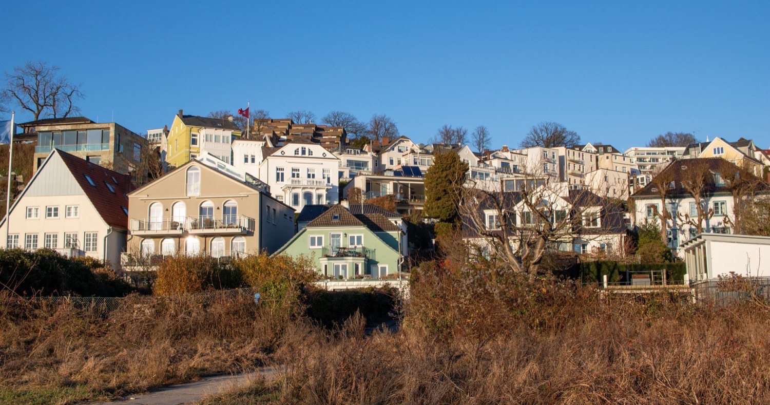 Zahnarzt in Hamburg-Blankenese, Treppenviertel an der Elbe, Andrii Marenkov