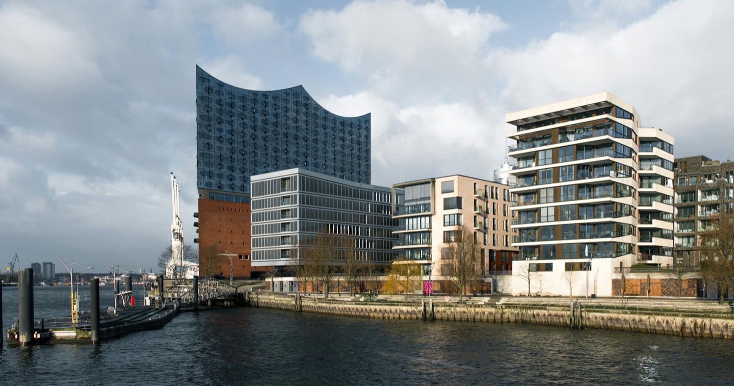 Zahnarzt in der HafenCity Hamburg mit Elbphilharmonie, Andrii Marenkov